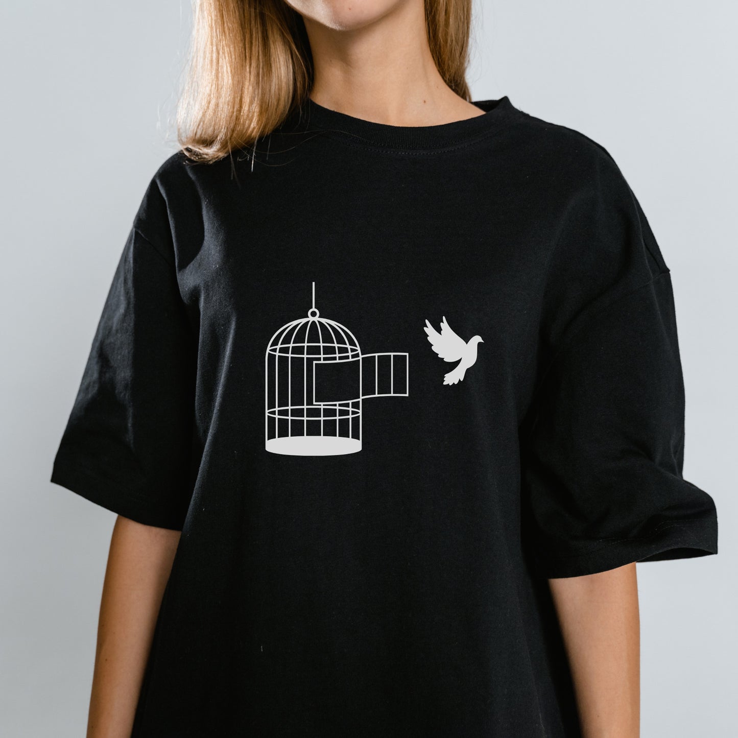 Freedom of flight with a bird and an open cage