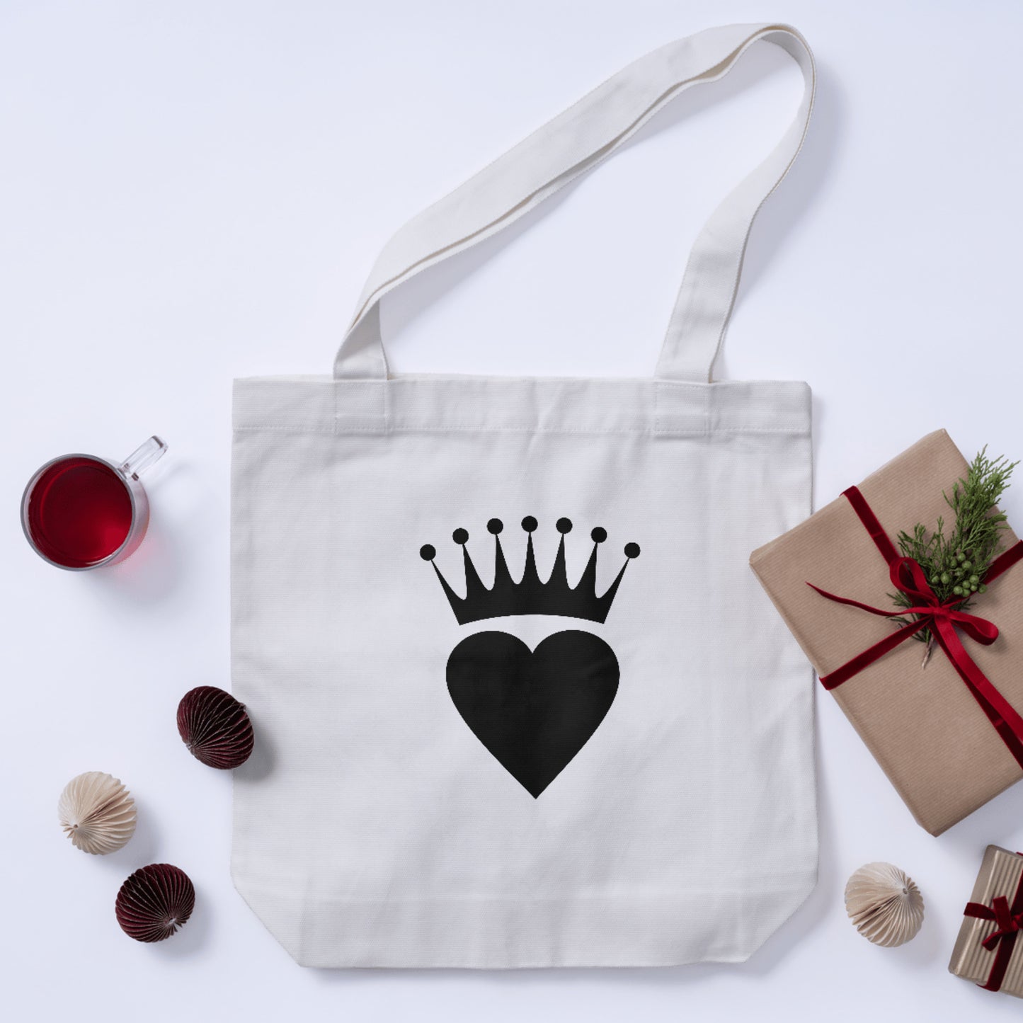 Elegant crown heart design for crafting projects and decor