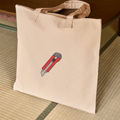 Craft precise cuts with a versatile cutter knife design